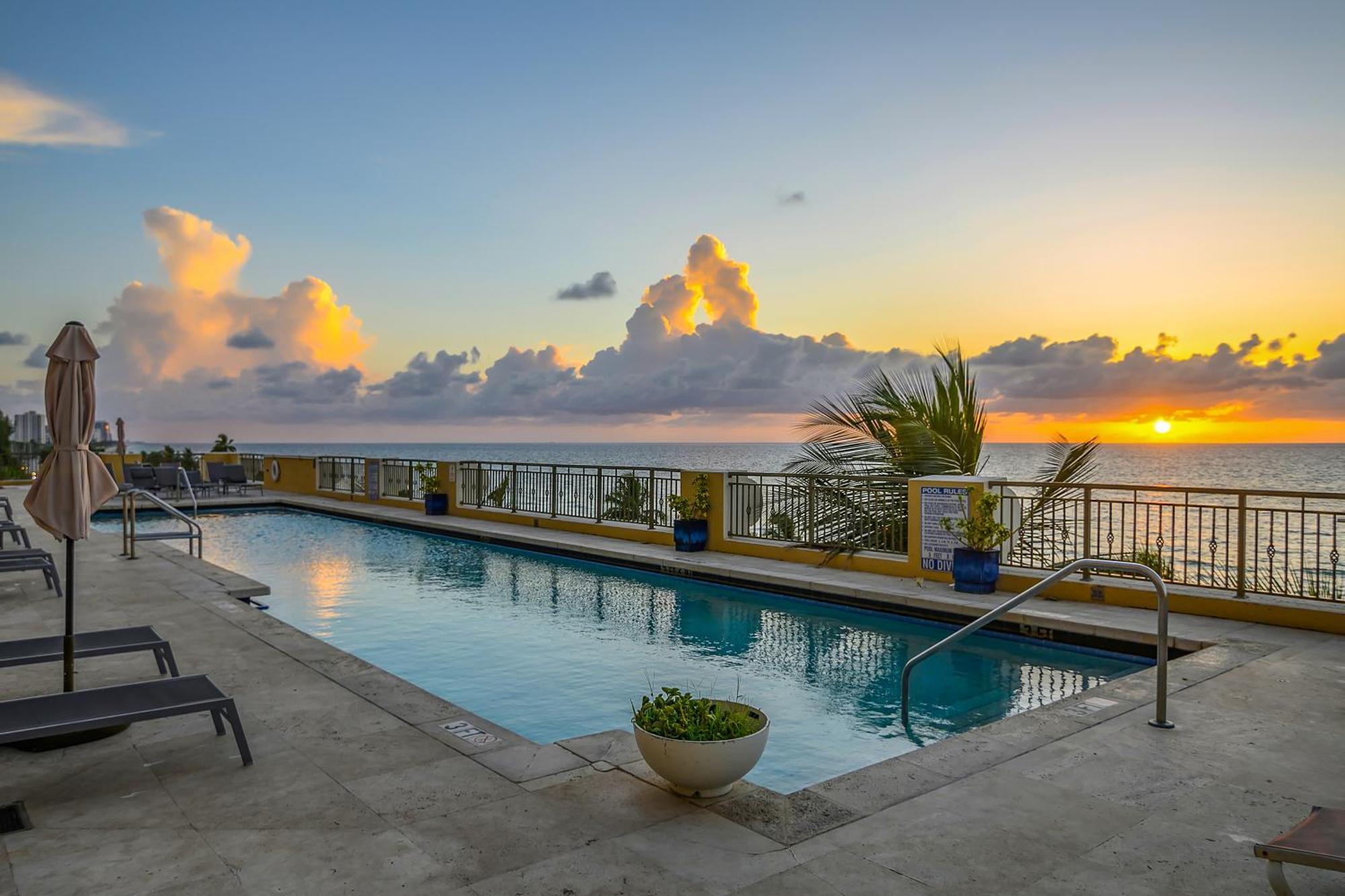 The Atlantic Hotel & Spa Fort Lauderdale Esterno foto Sunset at the rooftop pool